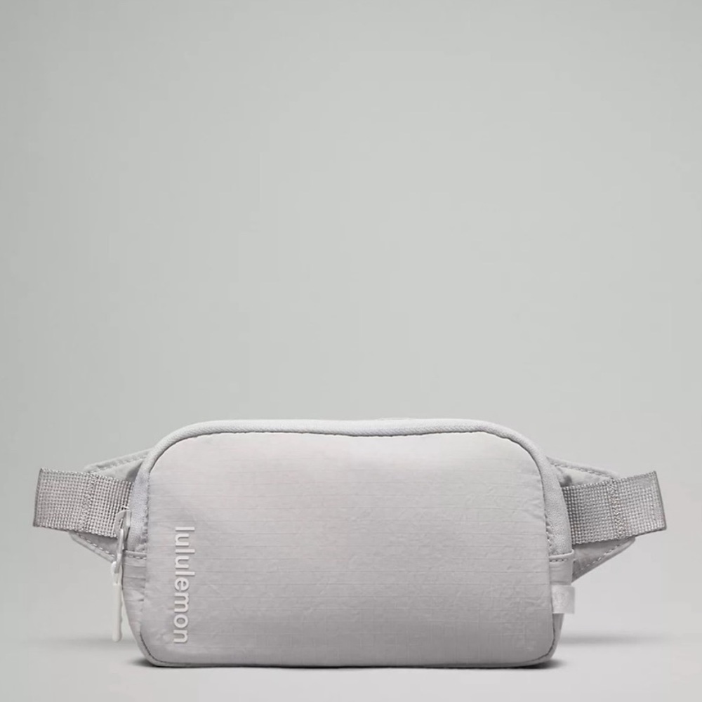 NEW!  LULULEMON mini‎ Belt Bag - silver drop / vapor